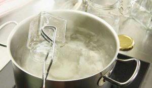 Sterilizzare i vasetti vuoti per yogurt e conserve 3