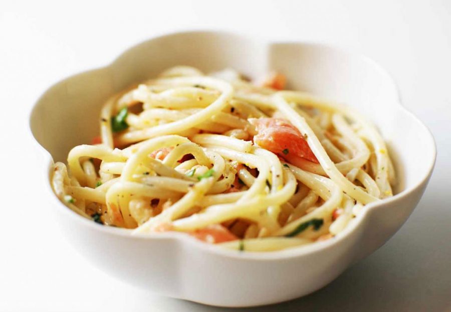 Spaghetti con pinoli e salmone