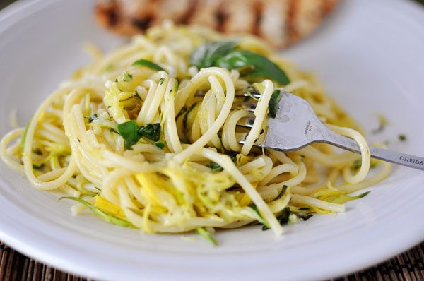 Spaghetti al cartoccio con julienne di zucchine
