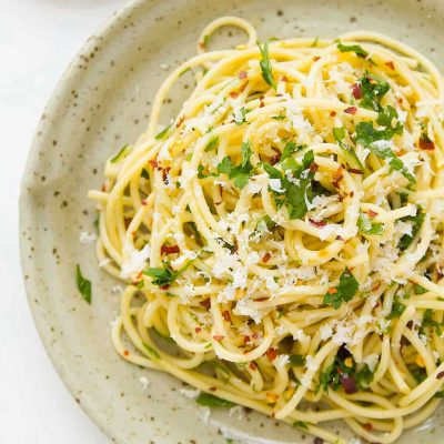 spaghetti con aglio olio e ricotta